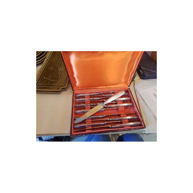 LOT DE 12 COUTEAUX EN METAL ARGENTÉ 