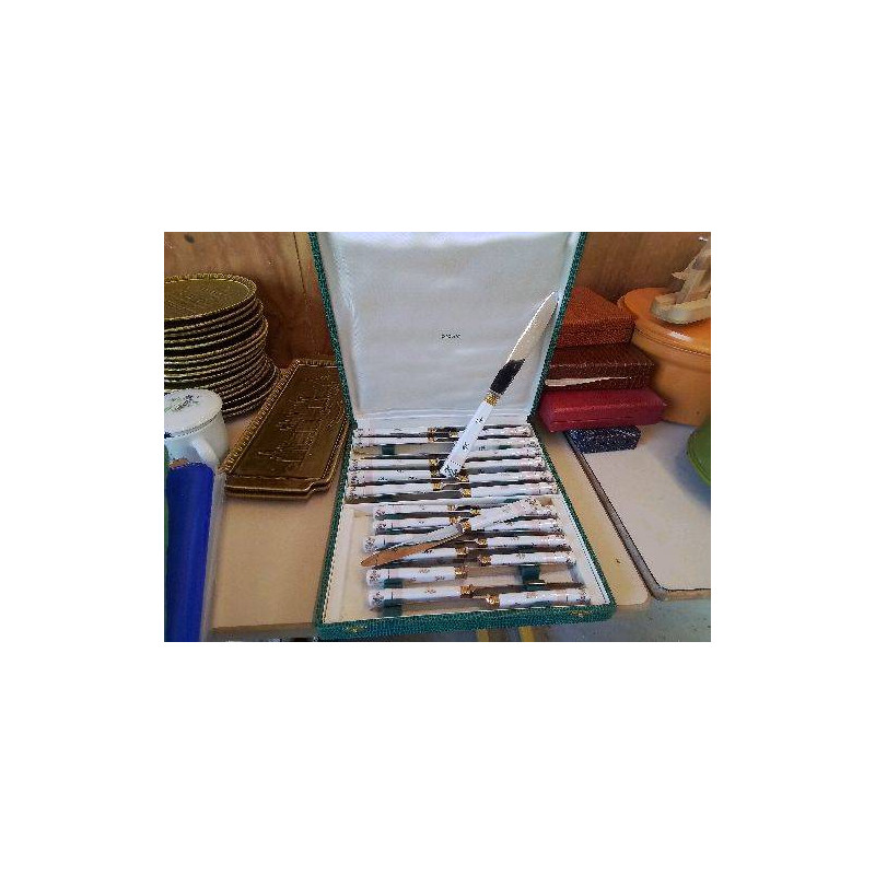 LOT DE 24 COUTEAU MANCHE EN PORCELAINE 