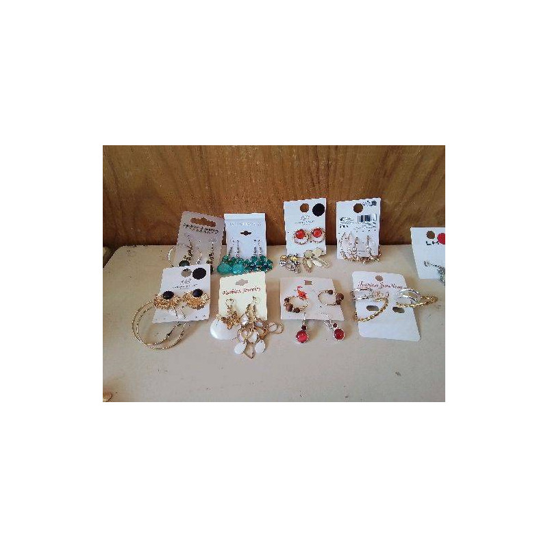 LOT DE BOUCLES D’OREILLES FANTAISIE