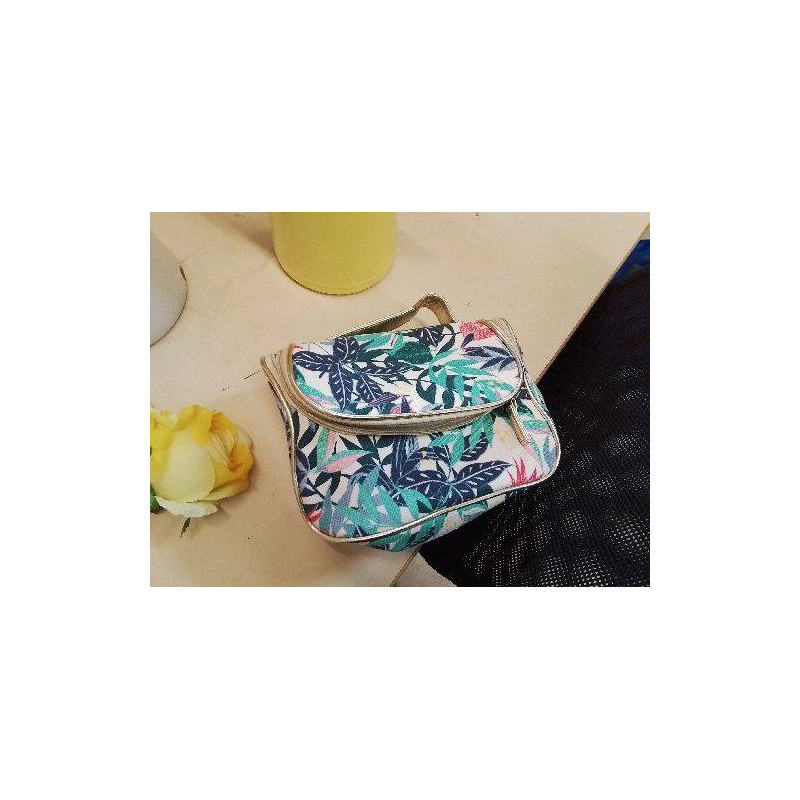 TROUSSE DE TOILETTE 