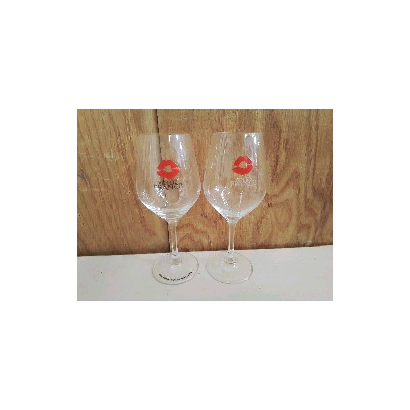 LOT DE 4 VERRES A VIN