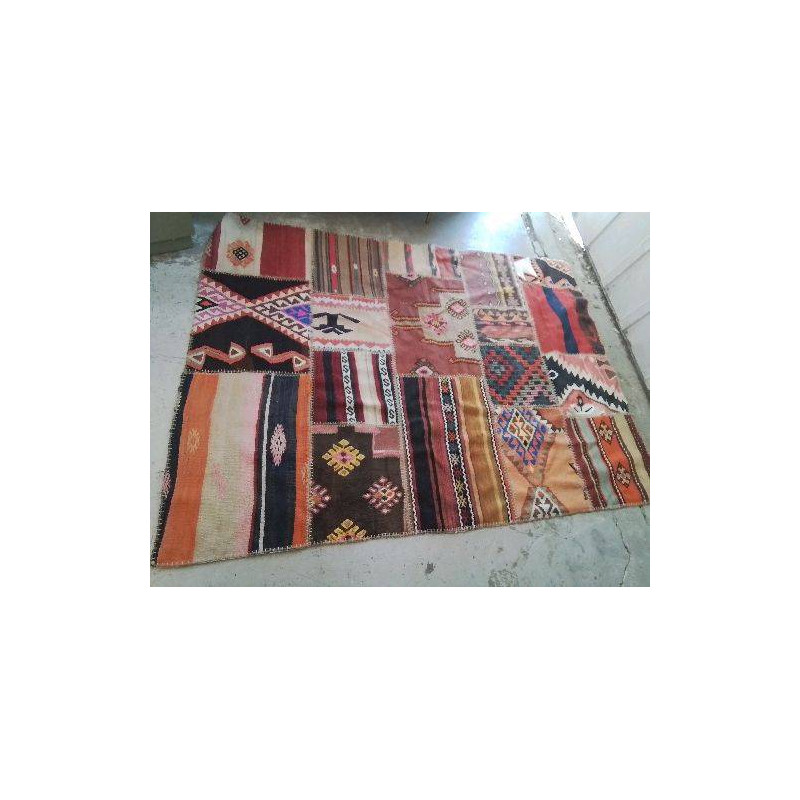 TAPIS AVEC MOTIF COLORÉ 