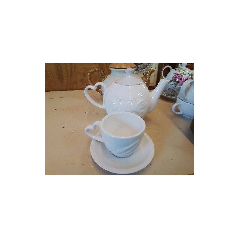 THÉIÈRE BLANCHE ET SA TASSE 