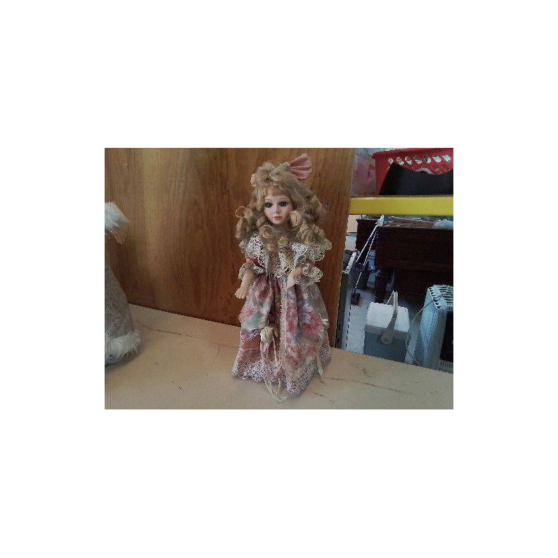 POUPÉE DE PORCELAINE 