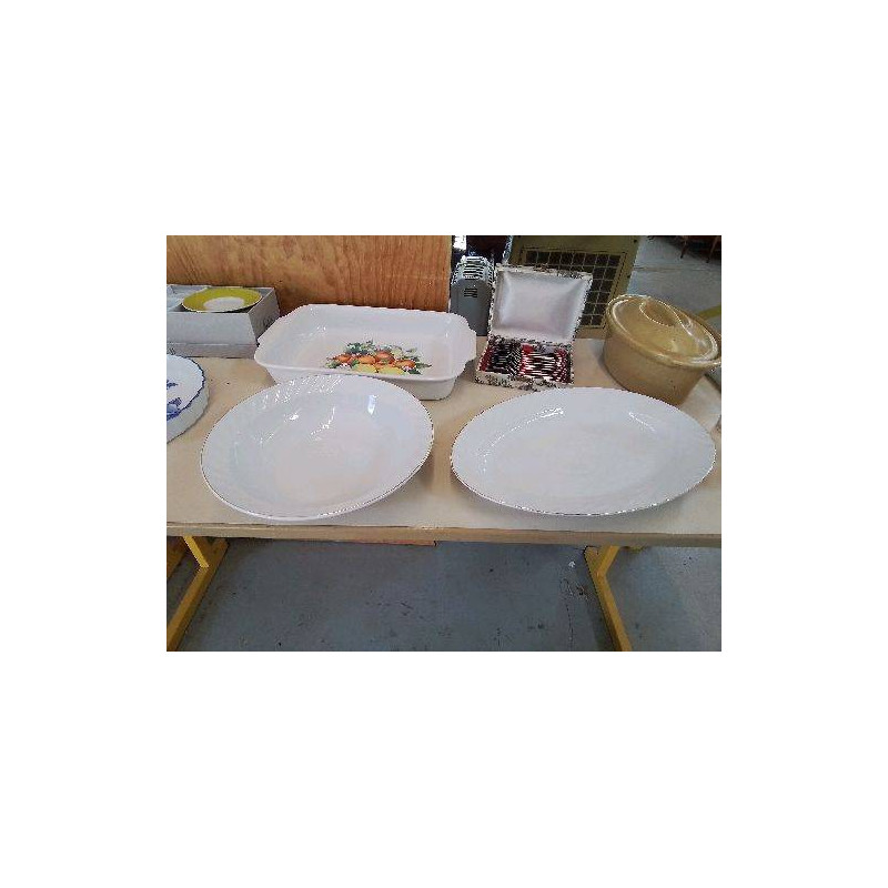 PLAT EN PORCELAINE BORDURE DORÉ 