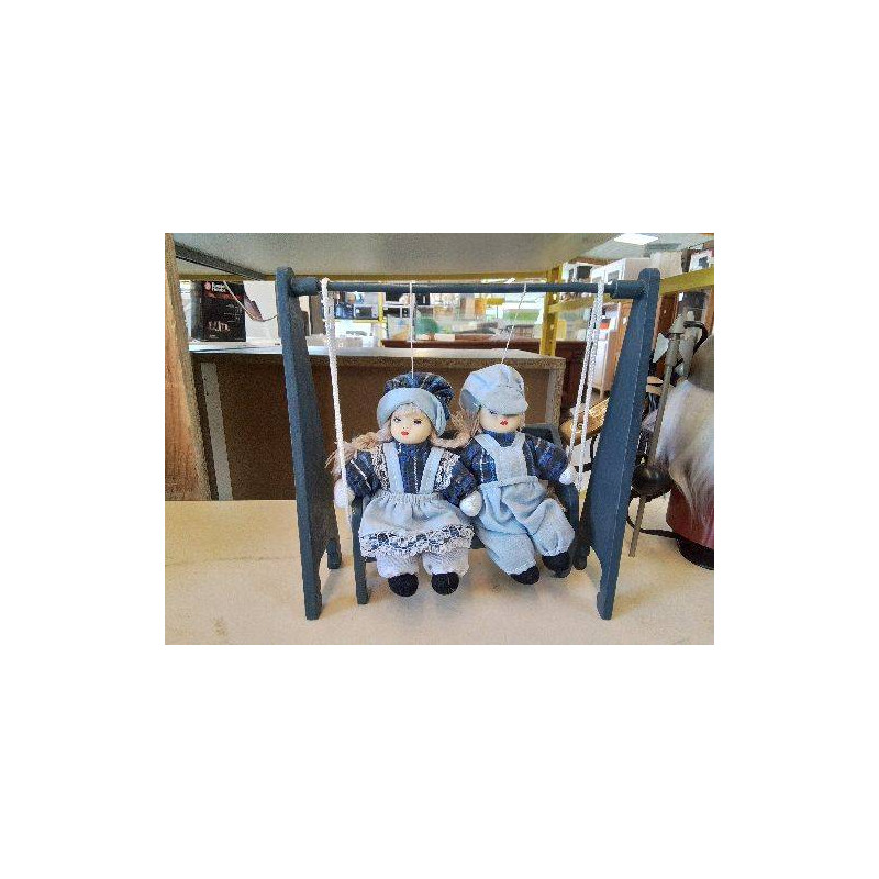 PETITE POUPÉE BANC BLEU 