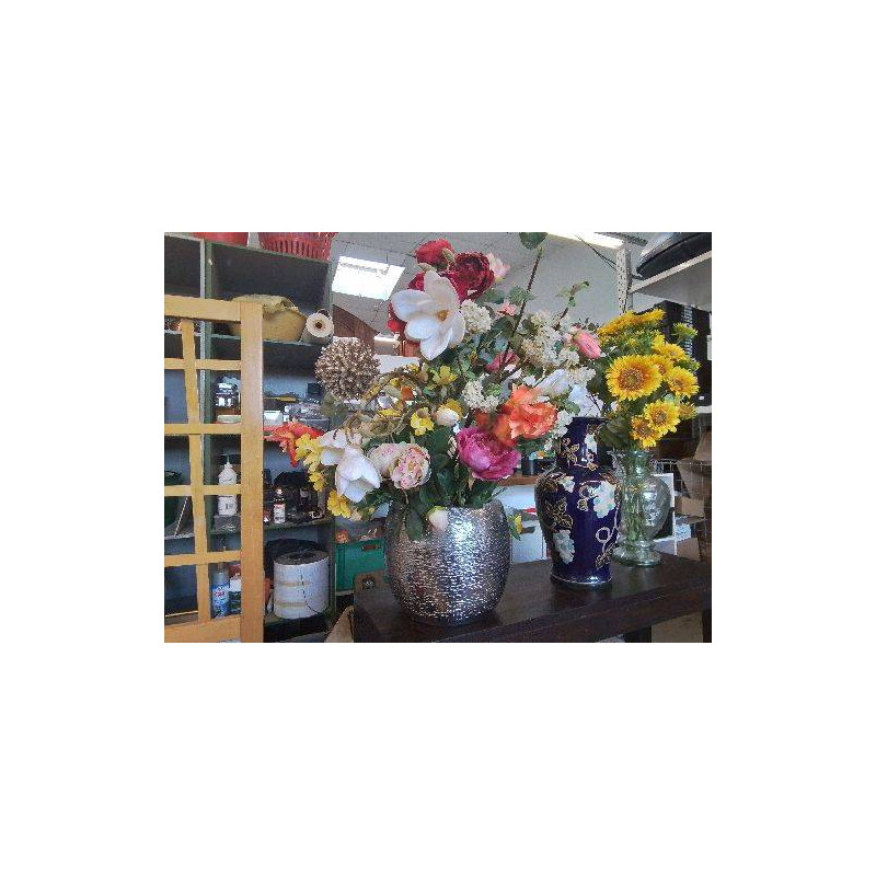 COMPOSITION FLORAL SYNTHÉTIQUE AVEC SON VASE 