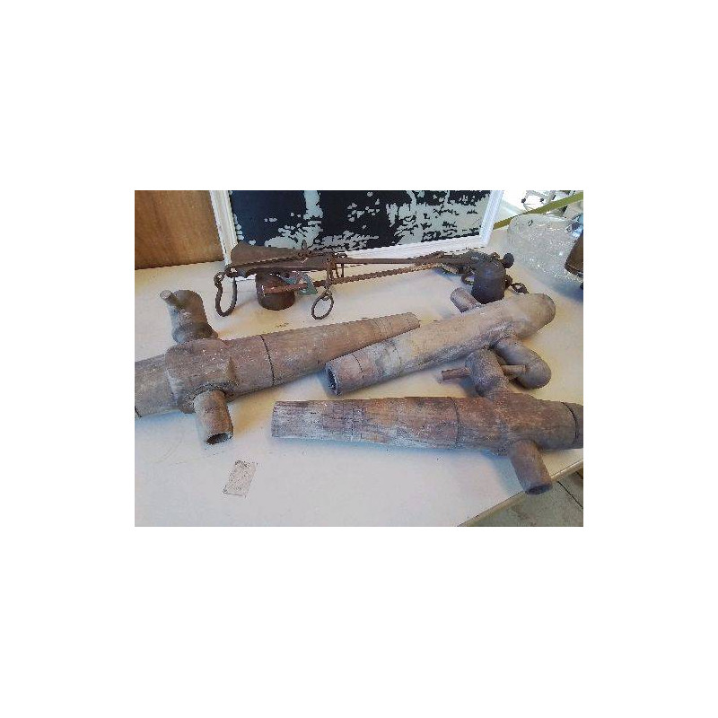ROBINET EN BOIS ANCIEN 