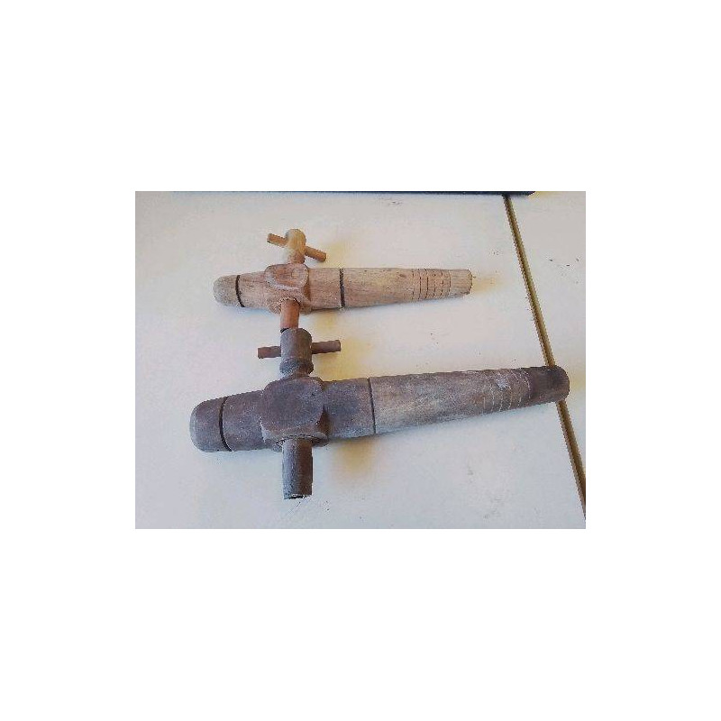 ANCIEN PETIT ROBINET EN BOIS 