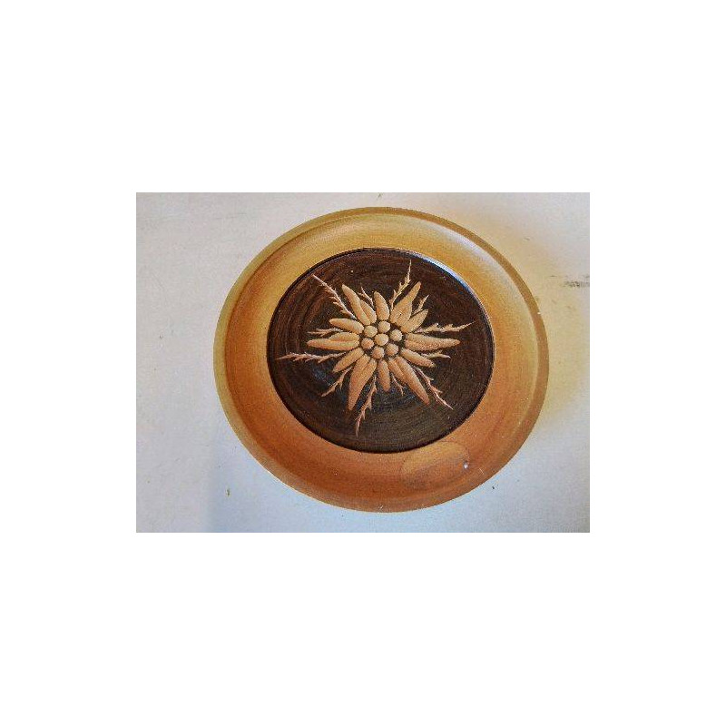 ASSIETTE EN BOIS SCULPTÉ 