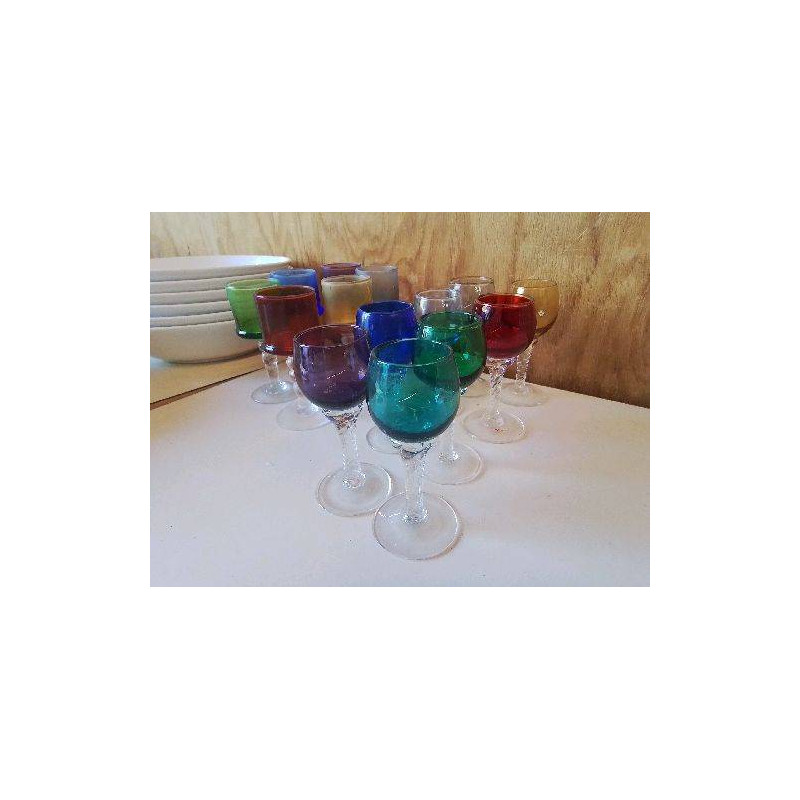 LOT DE 8 VERRES A LIQUEUR COLORÉ 