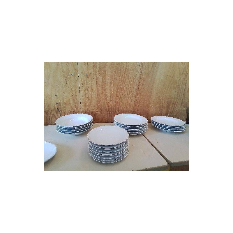 ASSIETTE BLANCHE EN PORCELAINE BORDURE DORÉ 