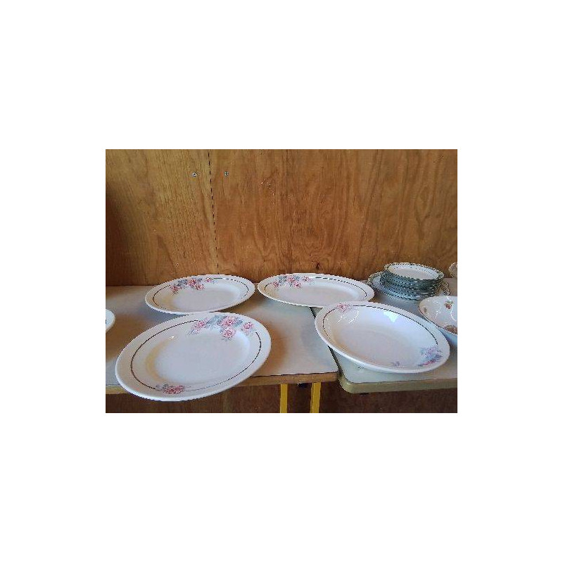 PLAT SERGUEMINES AVEC MOTIF ROSES 