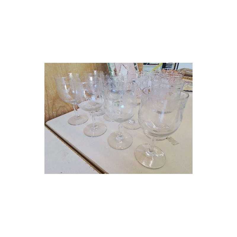 LOT DE 8 VERRES A PIEDS EN CRISTAL 