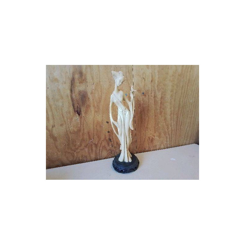 STATUETTE EN RESINE STYLE ASIATIQUE 